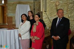 Uczestnicy uroczystości słuchają przemówienia