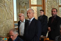 Uczestnicy uroczystości słuchają przemówienia, na pierwszym planie MIeczysław Sas.