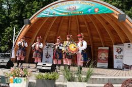 Na zdjęciu uczestnicy Buskich Spotkań z Folklorem na scenie