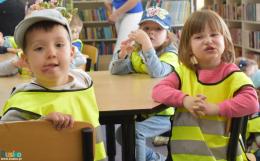 Na zdjęciu młodzi uczestnicy Tygodnia Bibliotek w Busku- Zdroju siedzący przy stole