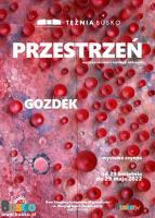 Plakat promujący wystawę Przestrzeń Lucyny Gozdek. Czerwony obraz z małymi szklanymi instalacjami