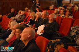 Publiczność w sali widowiskowej BSCK, grupa osób siedzących w czerwonych fotelach