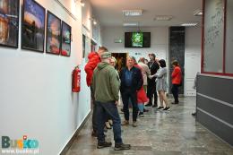 Uczestnicy festiwalu w holu BSCK, na ścianach wystawa fotografii
