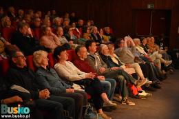 Widzowie festiwalowi siedzący na fotelach