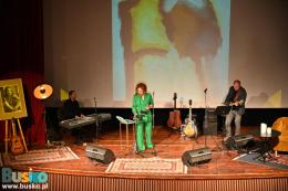 Trwa koncert laureatów. Na scenie dwoje muzyków