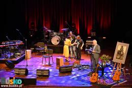 Na scenie muzycy i organizatorzy