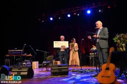 NA scenie burmistrz Waldemar Sikora i dyr. Maria Wiśniewska