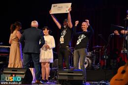 Nagrody muzykom wręcza burmistrz Sikora i dyr. BSCK Maria Wiśniewska