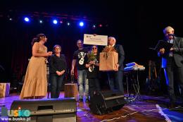 Uroczystość  wręczenia nagrody - burmistrz Sikora przekazuje nagrodę muzykowi