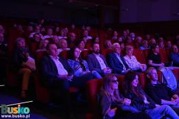 Grupa osób siedzących na widowni