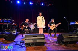 Trwa koncert laureatów. Na scenie dwoje muzyków