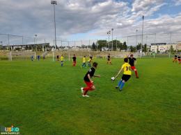 Kontratak drużyny AKS 1947 Busko-Zdrój w meczu przeciwko drużynie Akademii Piłkarskiej Champions