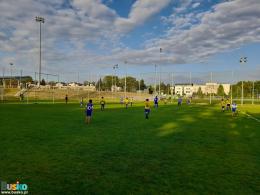 Gra pozycyjna w meczu drużyn AKS 1947 Busko-Zdrój oraz Football Academy Busko-Zdrój