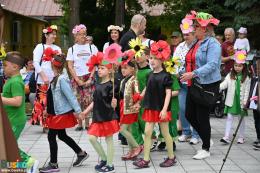 Na zdjęciu poruszające się dzieci w kwiecistych strojach 