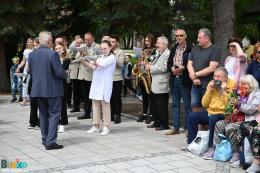 Muzycy Orkiestry Dętej podczas występu na placu wokół fontanny