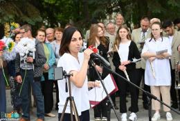 Na zdjeciu przemawia Anna Makowska z Urzędu Miasta i Gminy, przed nią mikrofony, w tle publiczność