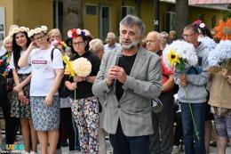 Przemawia Leszek Gadawski, prezes Towarzystwa Miłośników Buska, w tle publiczność