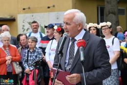 Przemawia burmistrz Waldemar Sikora, w tle publiczność