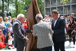 Moment odsłaniania rzeźby, dokonuje tego trzech mężczyzn - burmistrz Waldemar Sikora, prezes Leszek Gadawski oraz przewodniczący Robert Burchan 