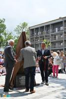 Moment odsłaniania rzeźby, dokonuje tego trzech mężczyzn - burmistrz Waldemar Sikora, prezes Leszek Gadawski oraz przewodniczący Robert Burchan