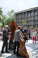 Moment odsłaniania rzeźby, dokonuje tego trzech mężczyzn - burmistrz Waldemar Sikora, prezes Leszek Gadawski oraz przewodniczący Robert Burchan