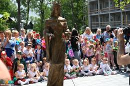 Rzeźba została odsłonięta, jest to postać kobiety w koronie z dzbanem w lewym ręku, w długiej szacie. 