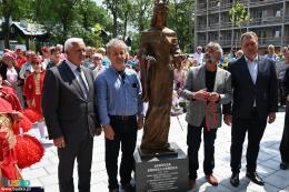 Przy rzeźbie pozują do zdjęcia: Burmistrz Waldemar Sikora, autor rzeźby Edmund Juszczyk, prezes Leszek Gadawski oraz przewodniczący Robert Burchan