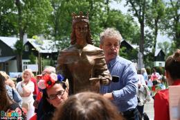 Autor rzeźby, Admund Juszczyk pozuje do zdjęcia ze swoim dziełem