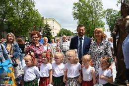 Burmistrz Michal Maroński wsród najmłodszych uczestników uroczystości i ich opiekunek