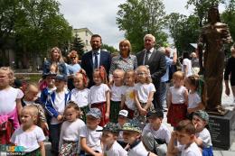 Burmistrzowie razem z dziećmi uczestniczacymi w uroczystości