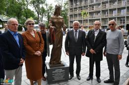 Burmistrz Waldemar Sikora pozuje do zdjęcia przy rzeźbie razem z członkami TMB