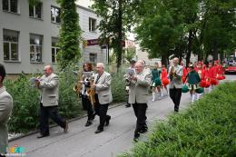 Korowód festiwalowy na alei Mickiewicza - orkiestra dęta z dyrygente na czele, z tyłu widoczne mażoretki