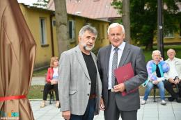 Burmistrz Waldemar Sikora  i prezes TMB Leszek Gadawski stoją obok zasłoniętej rzeźby