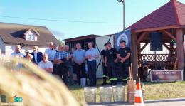 Widzowie Turnieju Sołtysów. Na pierwszym planie rekwizyty m.in. maselnica