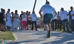 Mężczyzna na hulajnodze dojeżdża do mety