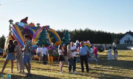 Publiczność Turnieju Sołtysów, w tle dmuchana kolorowa zjeżdżalnia dla dzieci