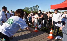 Kobieta rzuca kapeluszem usiłując trafić na pachołek