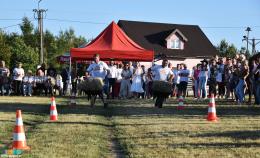 Dwóch mężczyzn biegnących z załadowanymi taczkami