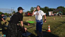 Zawodnik pijący wodę podczas konkurencji powożenia taczkami