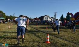 Dwóch mężczyzn biegnących z załadowanymi taczkami