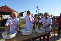 3 zawodniczki szatkują kapustę do misek