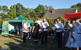 Jeden z zawodników konkurencji przenoszenia jajka na łopacie,