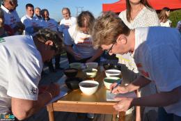 Osoby podczas konkurencji liczenia grochu