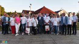 Uczestnicy Turnieju Sołtysów wraz z organizatorami pozują do zdjęcia