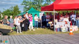 Na zdjęciu uczestnicy turnieju oraz stoisko z nagrodami