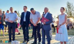 Organizatorzy rozgrywek podsumowujący turniej, pośród nich burmistrz Waldemar Sikora 