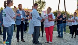 Organizatorzy rozgrywek podsumowujący turniej, nagrodę wręcza pani sołtys Zwierzyńca