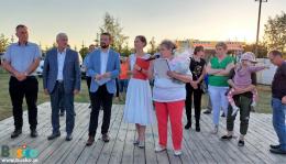 Organizatorzy rozgrywek podsumowujący turniej, nagrodę wręcza pani sołtys Zwierzyńca