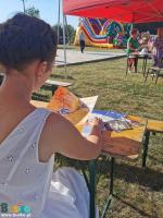 Kobieta czytająca materiały profilaktyczne na temat przeciwdziałania uzależnieniom