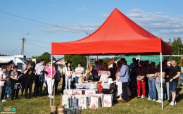 Na zdjęciu uczestnicy turnieju oraz stoisko z nagrodami